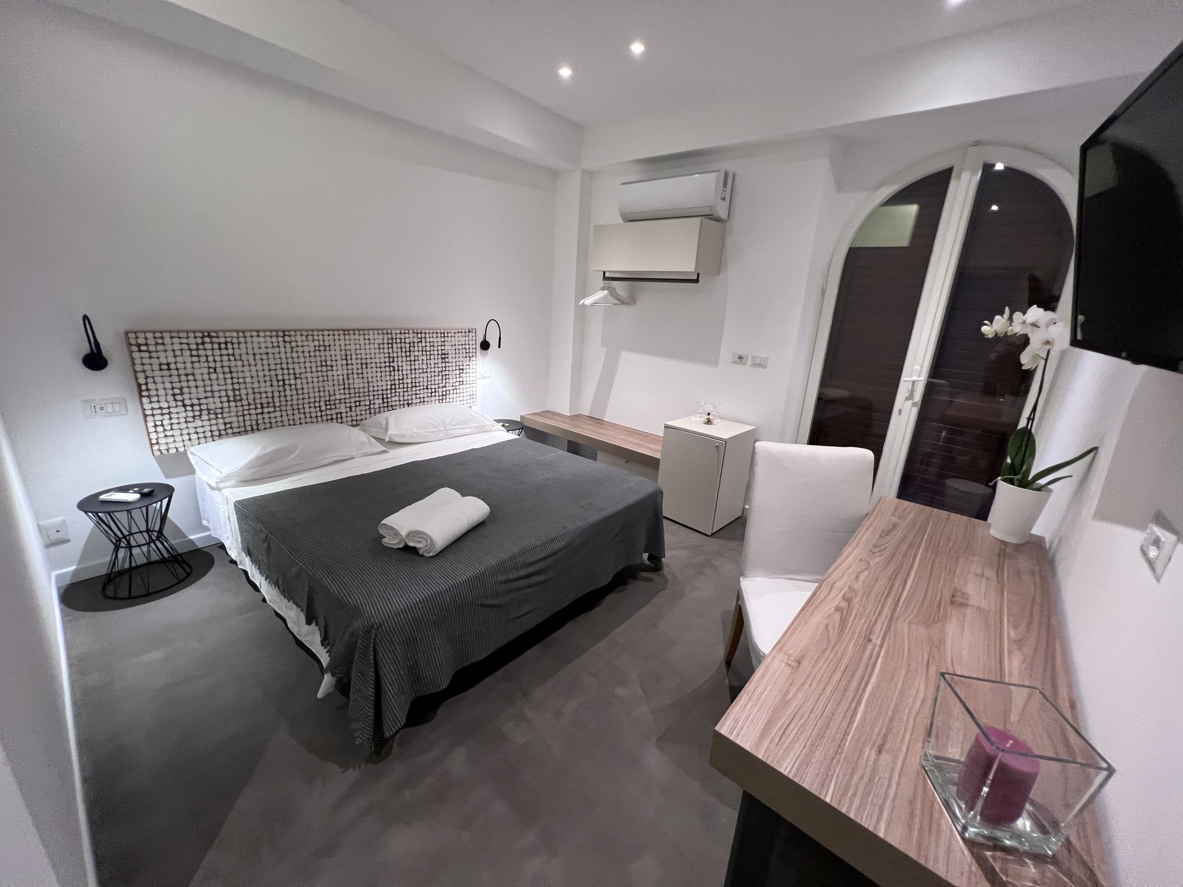 高級寝具、ミニバー、セーフティボックス (室内)、客室ごとに異なるインテリア