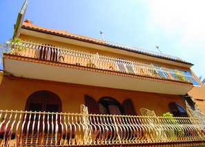 Façana frontal de l'allotjament