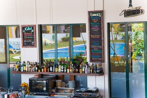 Bar au bord de la piscine