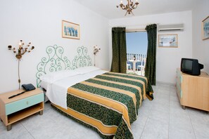 Individually decorated, desk, cots/infant beds, free WiFi