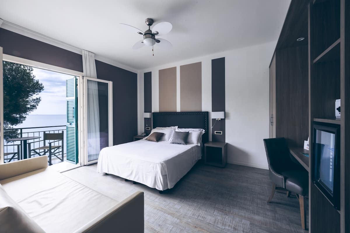 comfort triple room | 1 bedroom, in-room safe, desk, free wifi