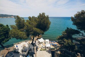 Eine Terrasse mit Sitzgelegenheiten und Meerblick.