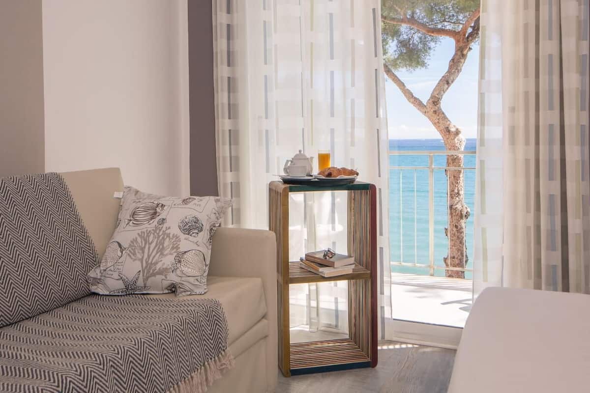 comfort triple room | 1 bedroom, in-room safe, desk, free wifi