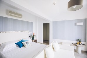 Comfort driepersoonskamer | Een kluis op de kamer, een bureau, gratis wifi, beddengoed