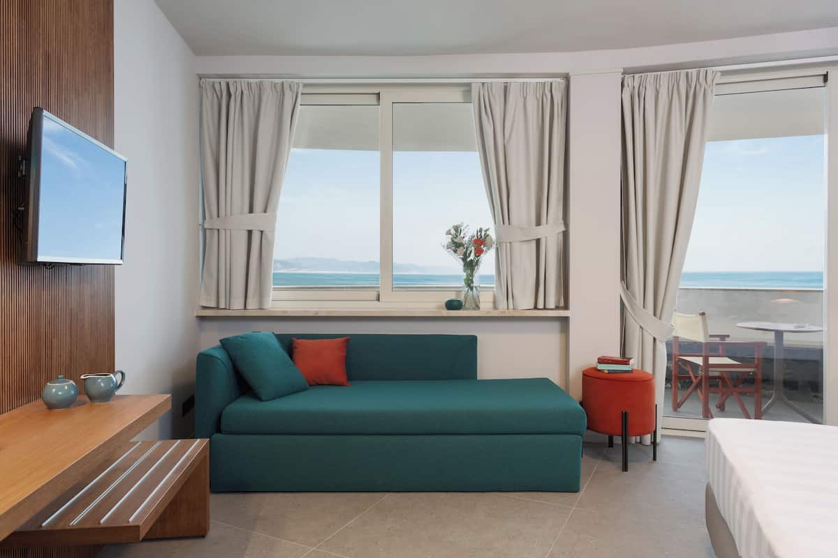 quadruple room | 1 bedroom, in-room safe, desk, free wifi