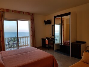 Superior driepersoonskamer, balkon, uitzicht op zee | Een minibar, een kluis op de kamer, een bureau, gratis babybedden