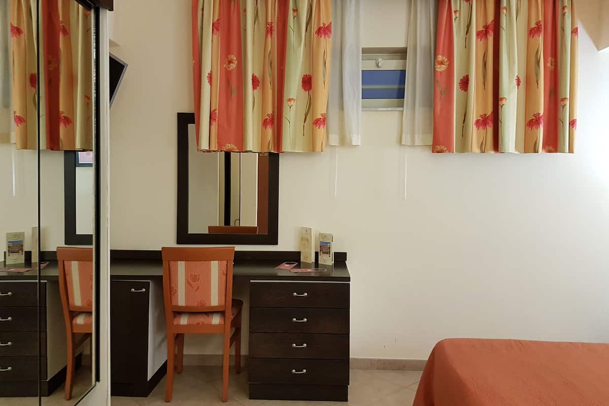Economy-Doppelzimmer, 1 Doppelbett oder 2 Einzelbetten | Minibar, Zimmersafe, Schreibtisch, kostenlose Babybetten
