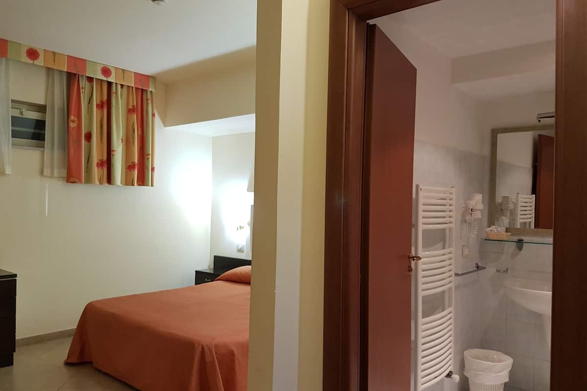 Chambre économique double, 1 lit double ou 2 lits jumeaux | Minibar, coffre-fort, bureau, lit de bébé (gratuit)