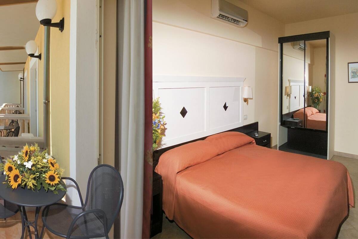 Doppel- oder Zweibettzimmer, 1 Doppelbett oder 2 Einzelbetten, Balkon | Minibar, Zimmersafe, Schreibtisch, kostenlose Babybetten