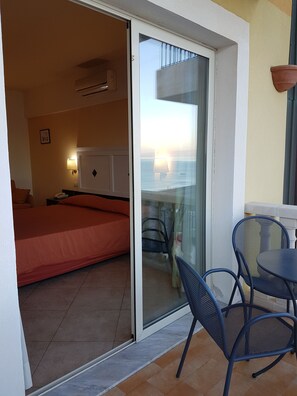 Superior kamer, 1 twee- of 2 eenpersoonsbedden, balkon, uitzicht op zee | Balkon