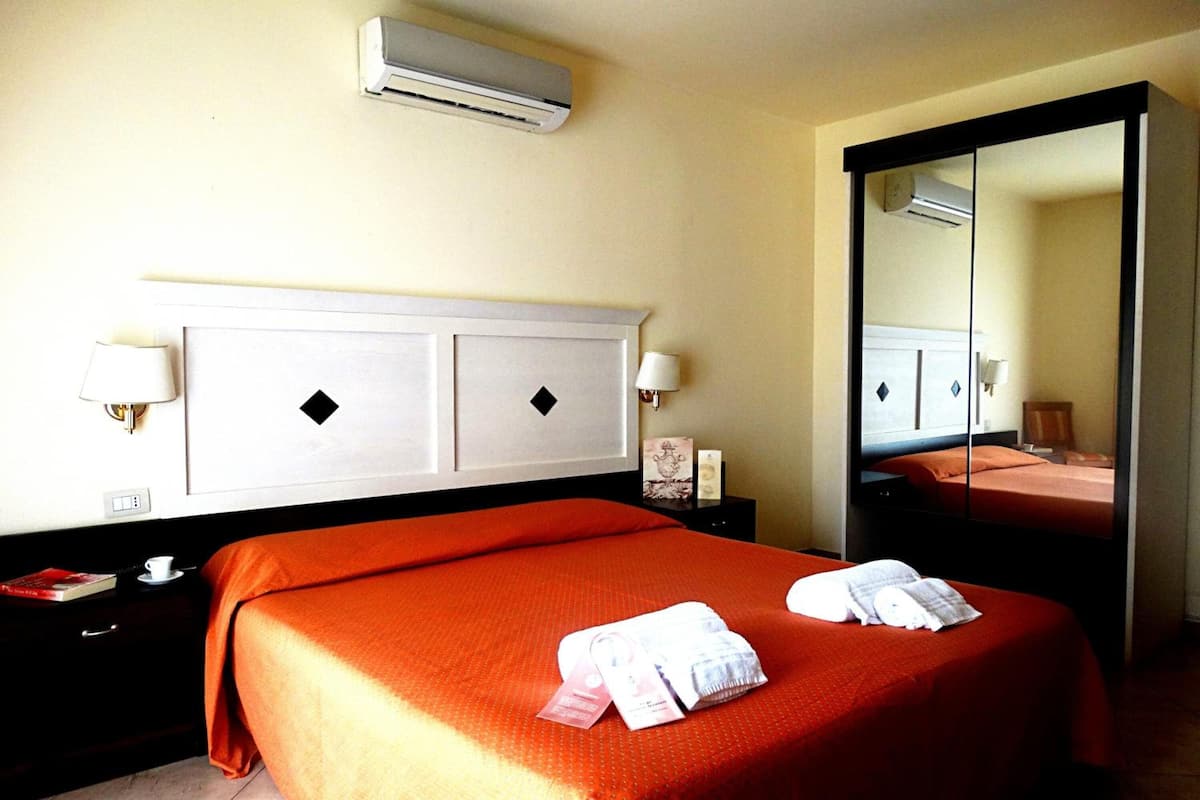 Minibar, két bảo mật tại phòng, bàn