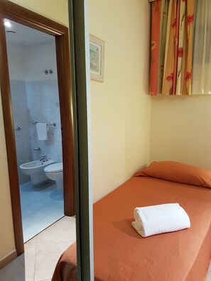 Eenpersoonskamer, 1 eenpersoonsbed | Een minibar, een kluis op de kamer, een bureau, gratis babybedden