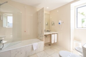 Premium Twin Room | Bathroom | Combined shower/bathtub, deep-soaking bathtub, rainfall showerhead - Forte de São Francisco Hotel (Chaves)