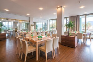 供应午餐和晚餐，地区菜，泳池景观