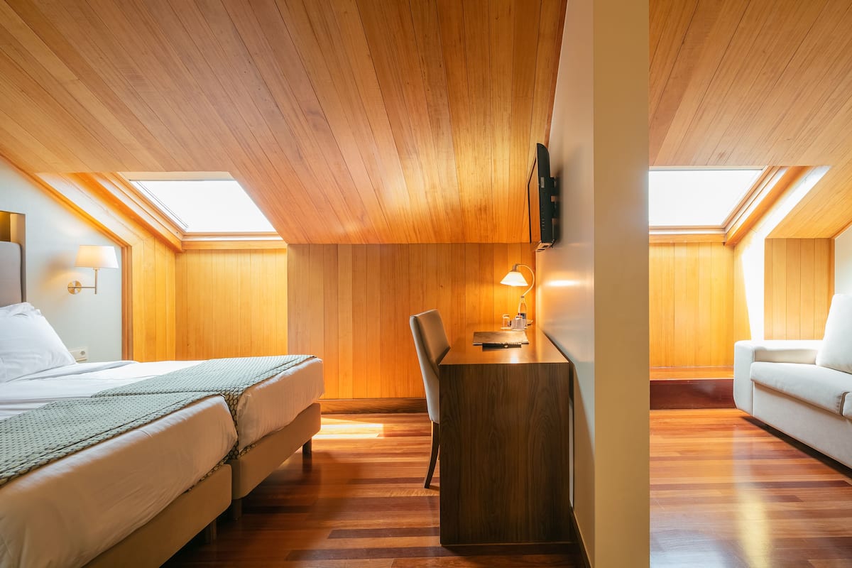 economy twin room | 1 bedroom, down duvets, in-room safe, desk