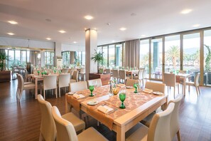 Lunsj og middag serveres, regionale retter, utsikt mot bassenget 