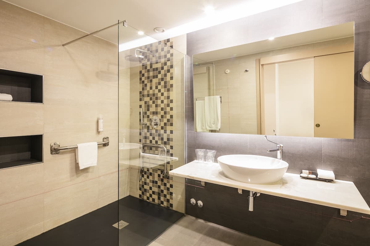 premium double room | bathroom | combined shower/bathtub, deep-soaking bathtub, rainfall showerhead