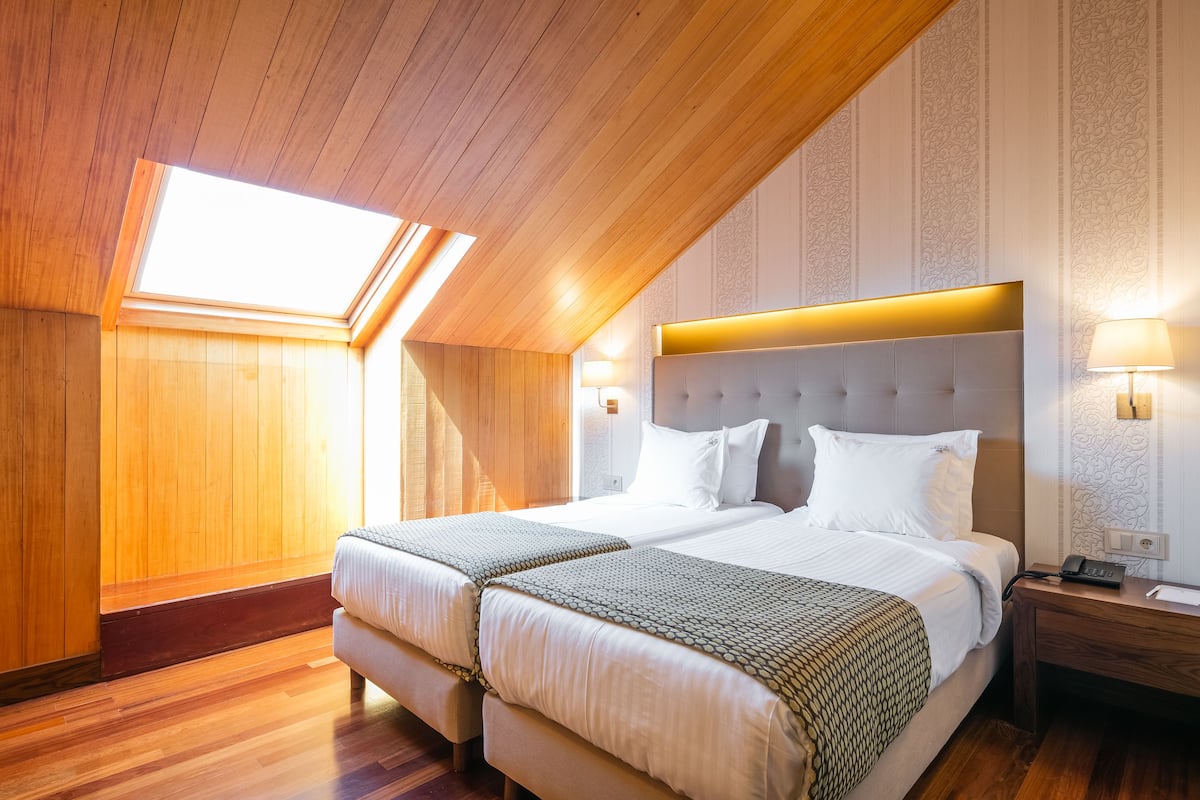 Quarto duplo econômico | Edredons de pluma, cofres nos quartos, escrivaninha