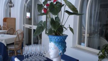 حيث تُقدم وجبات الإفطار، الغداء، العشاء، إطلالات على حمام السباحة