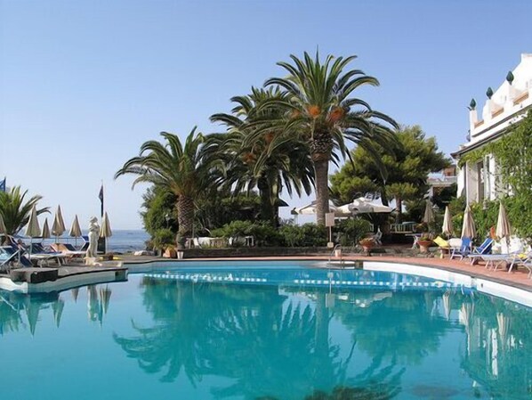 Outdoor pool, sun loungers - Arathena Rocks Hotel (Giardini Naxos)