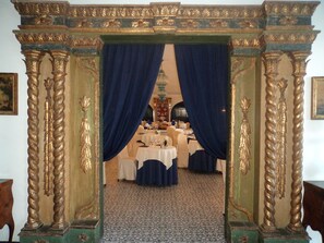 Breakfast, lunch, dinner served; pool views - Arathena Rocks Hotel (Giardini Naxos)