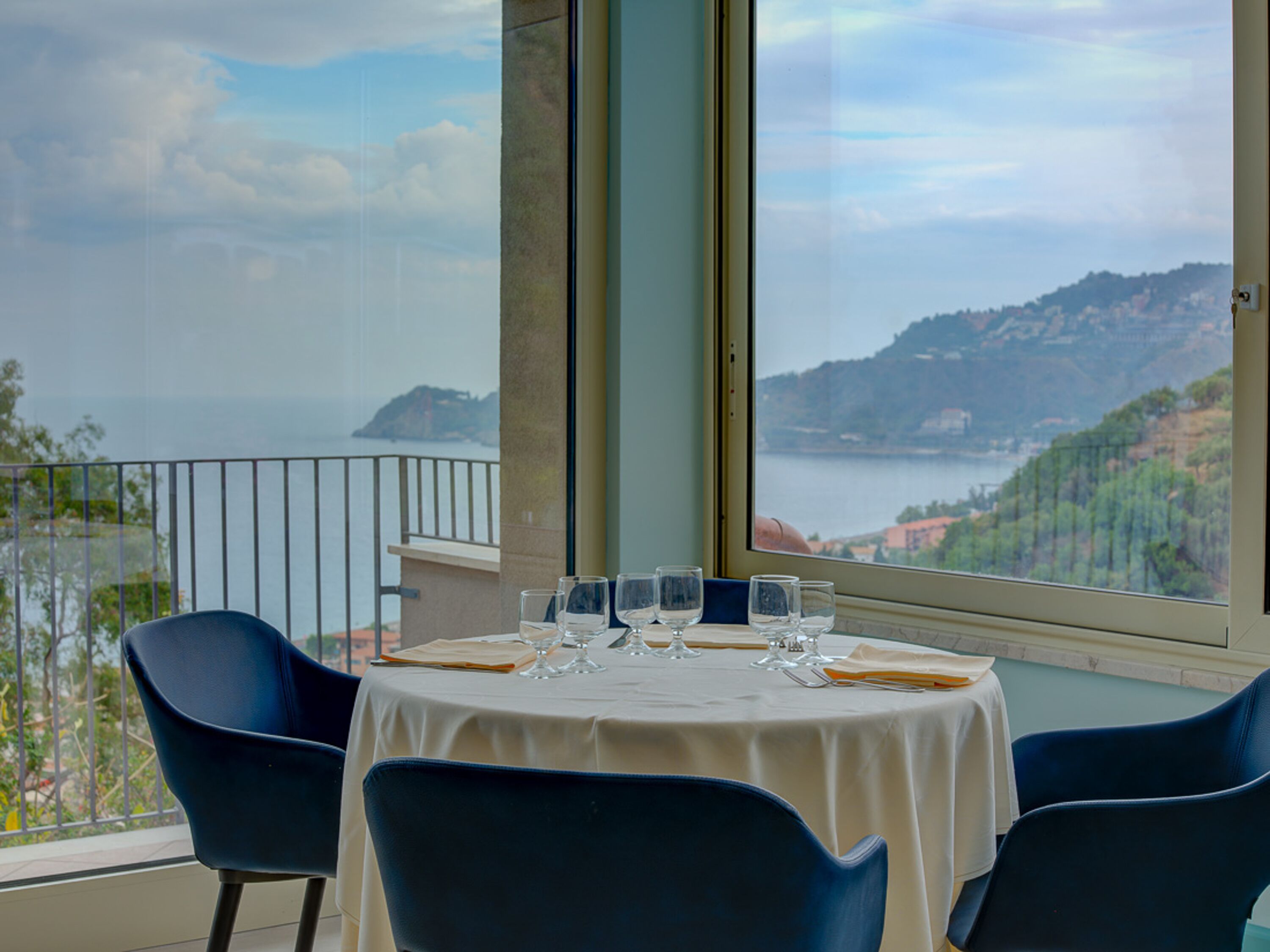 lunch and dinner served, international cuisine