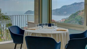 A table set for four with a view of the sea and hills. - Hotel Antares (Letojanni)