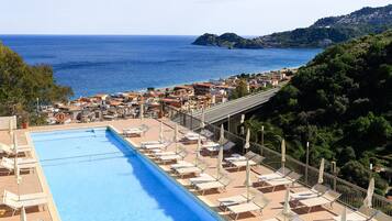 Seasonal outdoor pool, pool umbrellas, sun loungers