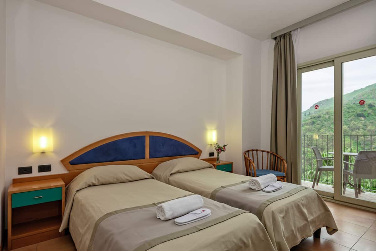 Quarto casal ou duplo standard | Frigobar, cofres nos quartos, escrivaninha, berços grátis