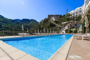 Seasonal outdoor pool, pool umbrellas, sun loungers