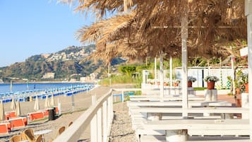 Playa privada cerca, arena negra y bar en la playa