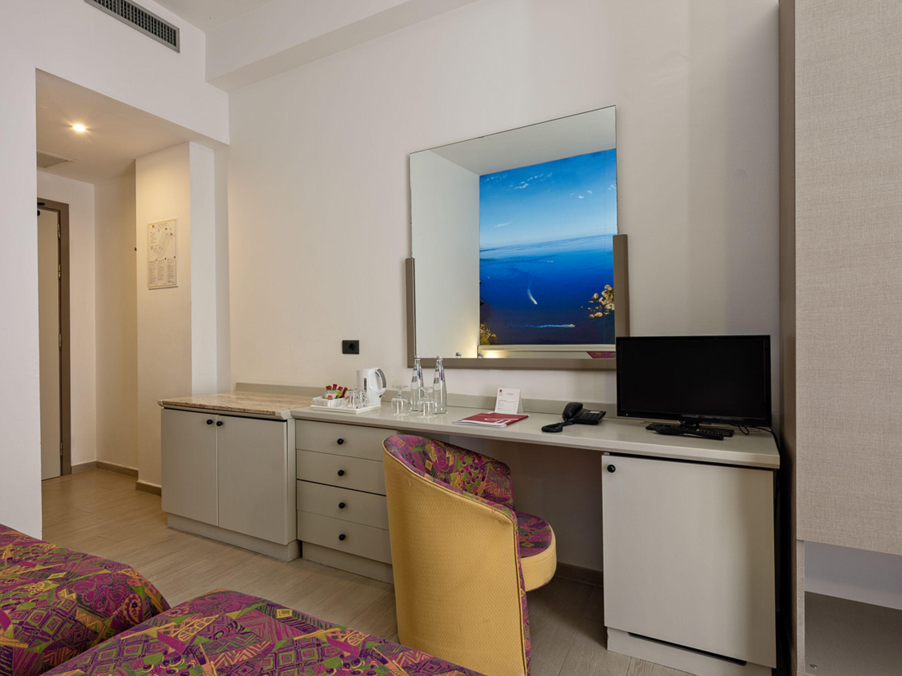 standard double or twin room | minibar, in-room safe, desk, free cots/infant beds