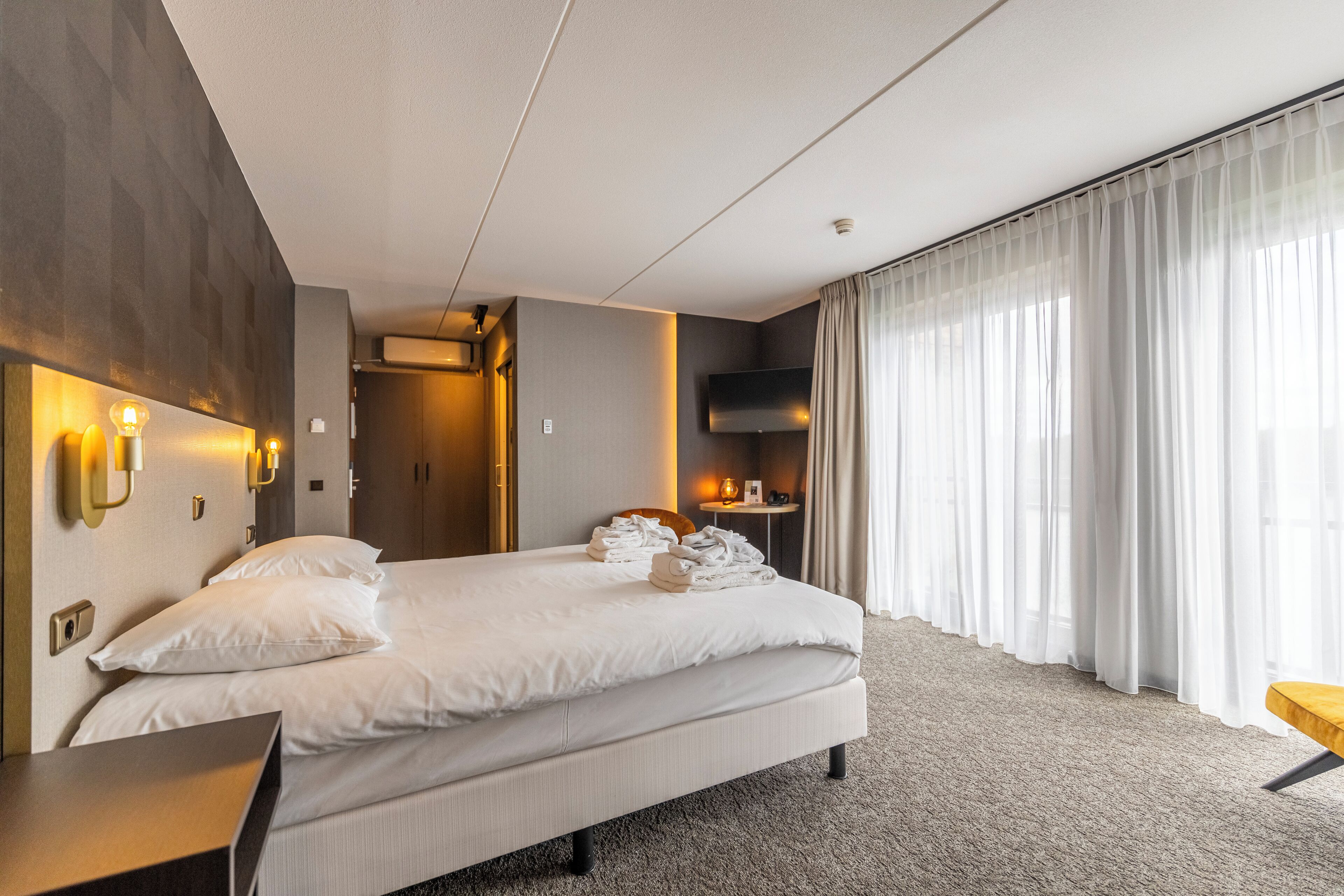 junior suite | 1 bedroom, hypo-allergenic bedding, in-room safe, desk