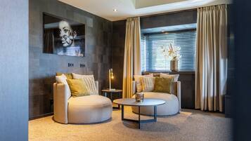 Romantic Suite | Living area | 43-inch flat-screen TV with cable channels, TV, Netflix