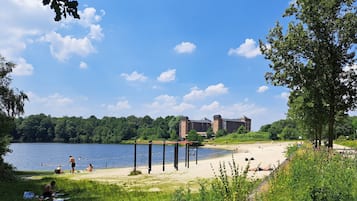 På stranden