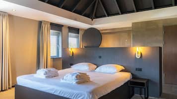 Romantic Suite | Hypo-allergenic bedding, in-room safe, desk, iron/ironing board