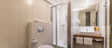 Un baño moderno con inodoro, ducha y lavamanos.