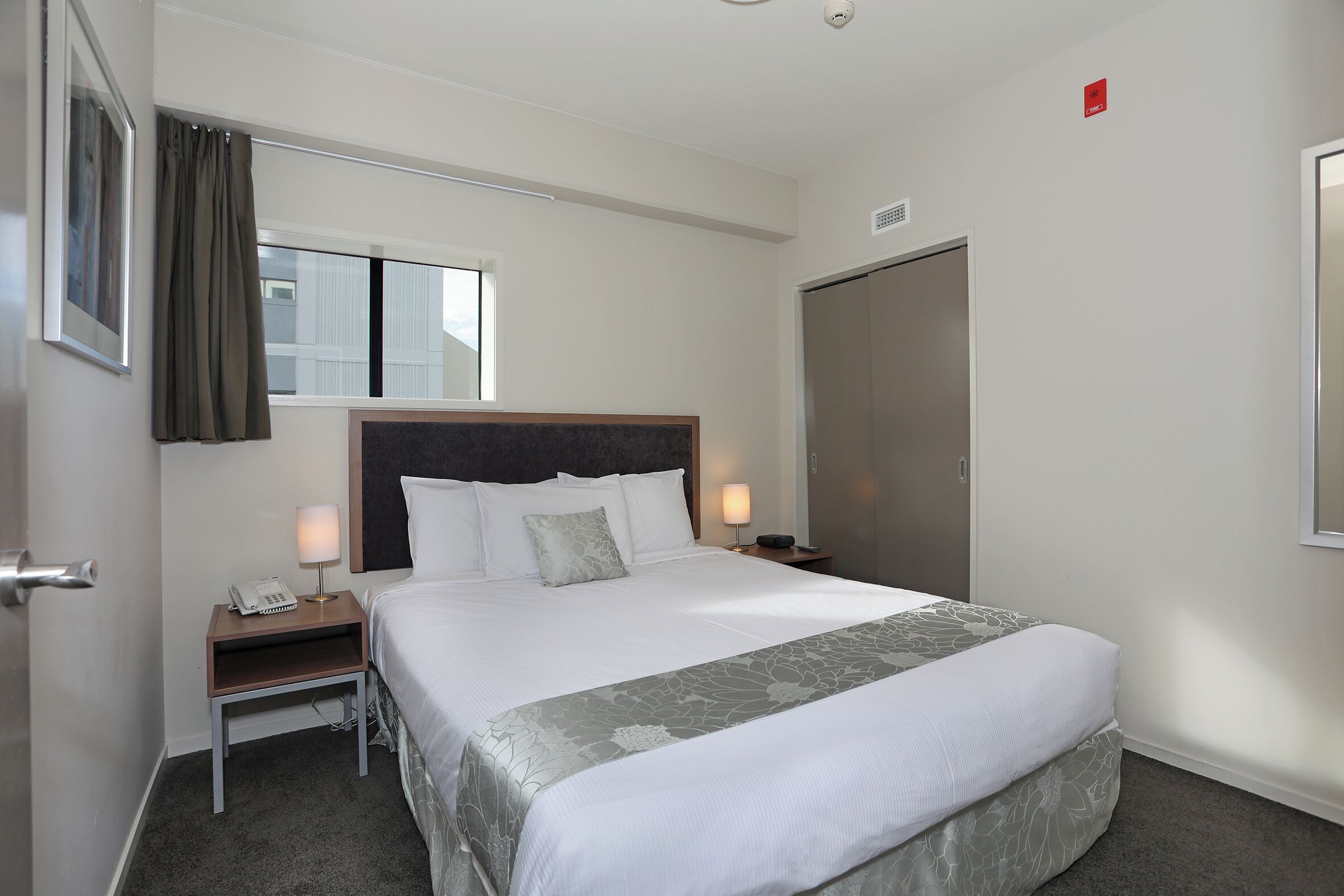 Literie de qualité, couette en duvet, lit avec matelas à plateau-coussin