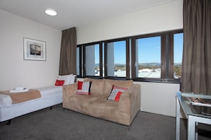 Premium bedding, down comforters, pillowtop beds, desk - Ramada Encore By Wyndham Palmerston North (Palmerston North)