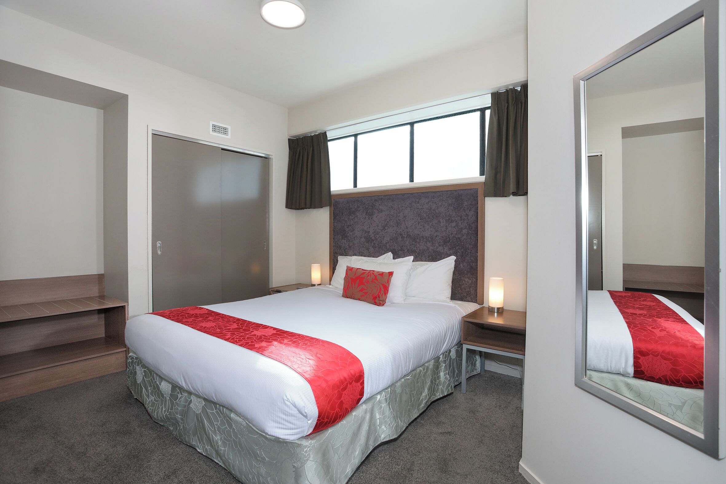 Literie de qualité, couette en duvet, lit avec matelas à plateau-coussin