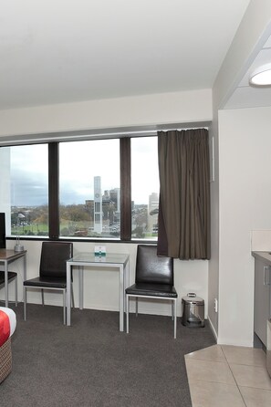 Premium bedding, down duvets, pillow-top beds, desk - Ramada Encore By Wyndham Palmerston North (Palmerston North)