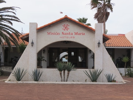 Property entrance. Hotel Mision Santa Maria