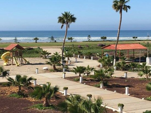 Tempat bermain anak - outdoor