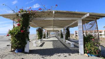 Na praia, areia branca