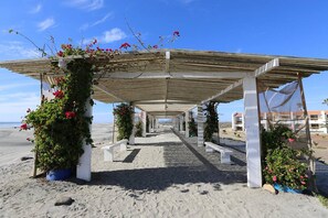 Di pantai dan pasir putih