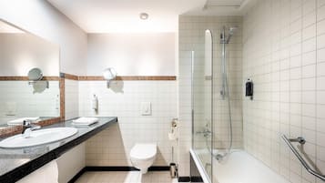 Habitación con 2 camas individuales, regadera para personas con discapacidad | Baño | Amenidades de baño gratuitas y pantuflas