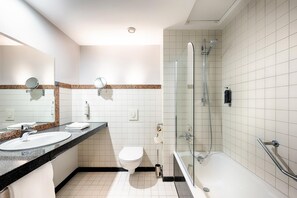 Twin kamer, rolstoeltoegankelijke douche | Badkamer | Gratis toiletartikelen, pantoffels