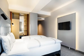 Standard Double or Twin Room | 1 bedroom, in-room safe, blackout drapes, soundproofing