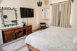 Standard Room 1 King Bed | Desk