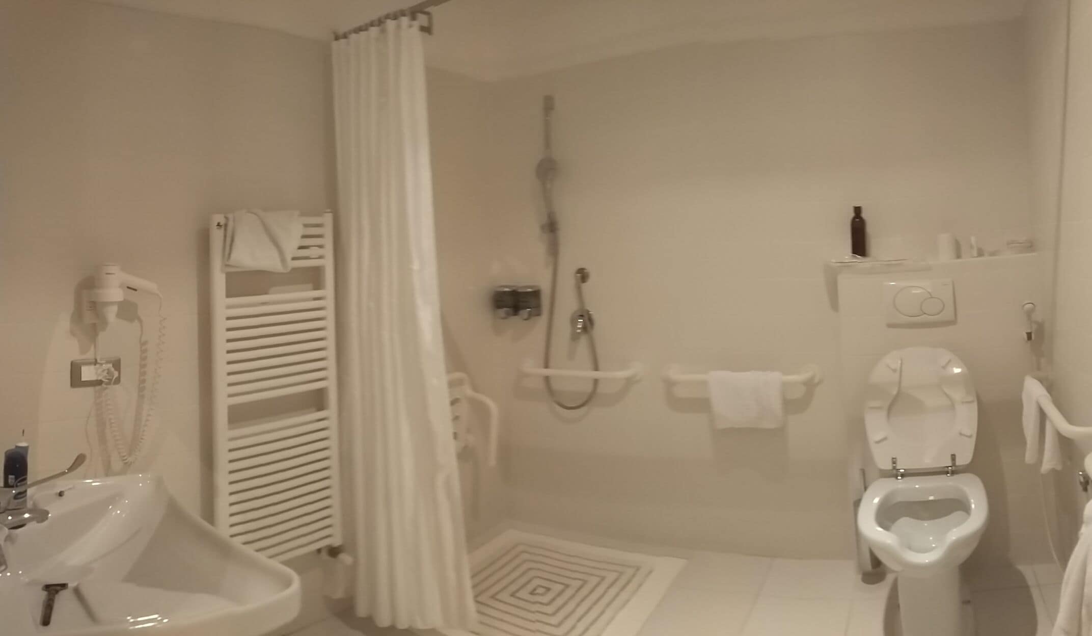 Un baño con bañera, inodoro y lavabo.
